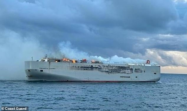 Hình ảnh về con tàu bốc cháy do lực lượng bảo vệ bờ biển Hà Lan công bố. Ảnh: Daily Mail