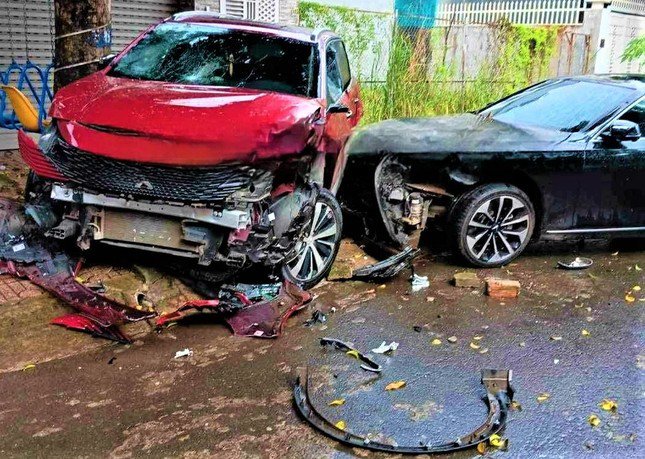 Chiếc xe màu đỏ bị tông, hư hỏng nặng