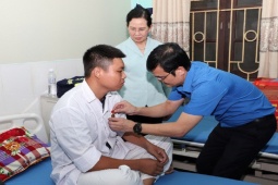 Tin tức trong ngày - Thượng sĩ công an lao vào đám cháy cứu 6 người mắc kẹt