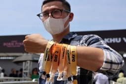 Tin tức trong ngày - Hàng nghìn người đội nắng xếp hàng đổi vé BlackPink ở sân vận động Mỹ Đình