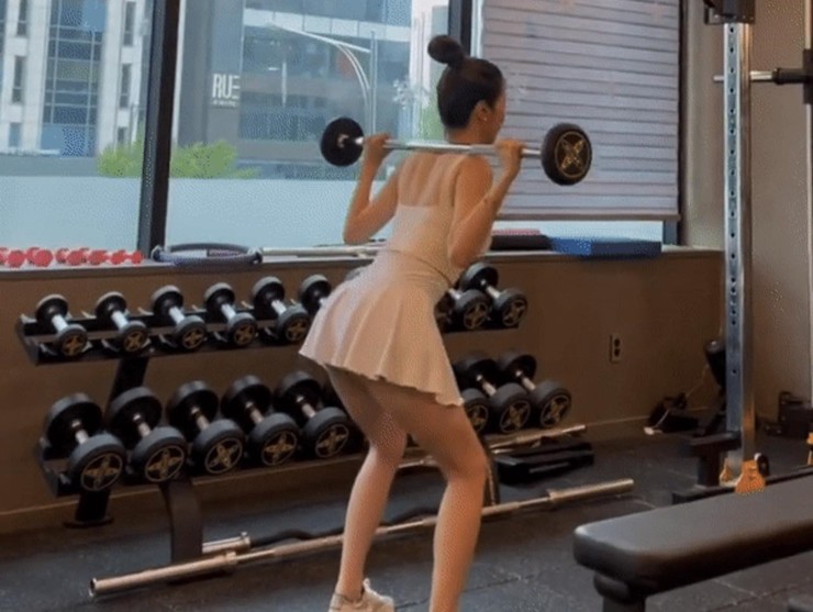 Nhiều chân váy có kiểu dáng như đồng phục nữ sinh được người tập lăng xê tới phòng gym.
