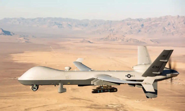 Một máy bay không người lái MQ-9 Reaper của Mỹ mang theo tên lửa ở hai bên cánh.