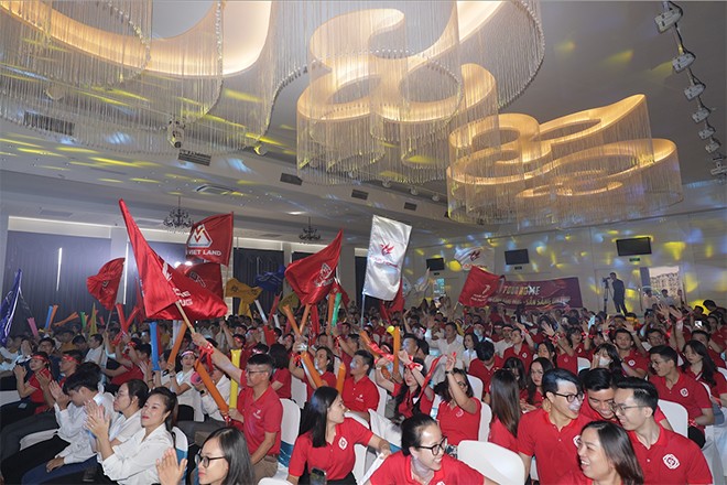 Cả khán phòng ngập trong sự phấn khích và tiếng reo hò của hơn 500 chiến binh kinh doanh