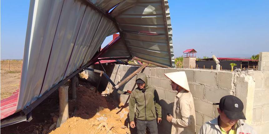 Trang trại tiền tỷ của Quang Linh Vlogs bị sập, thiệt hại nặng nề vì lốc xoáy - 1