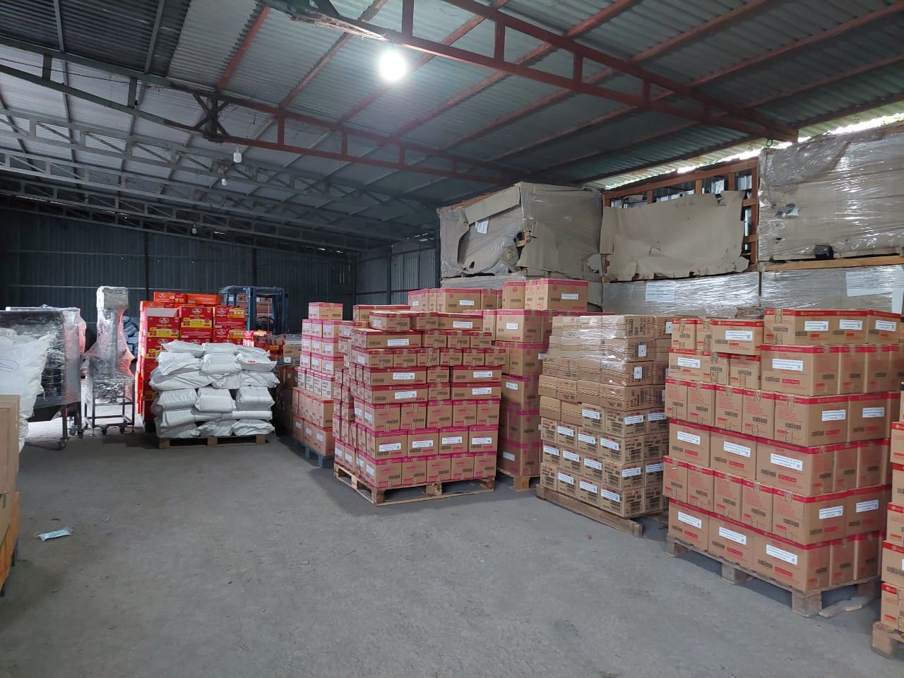 Sở hữu hệ thống kho bãi khắp các tỉnh thành, có đội xe giao nhận tận nơi ở các tỉnh thành và có diện tích kho bãi lên đến 1.000m2