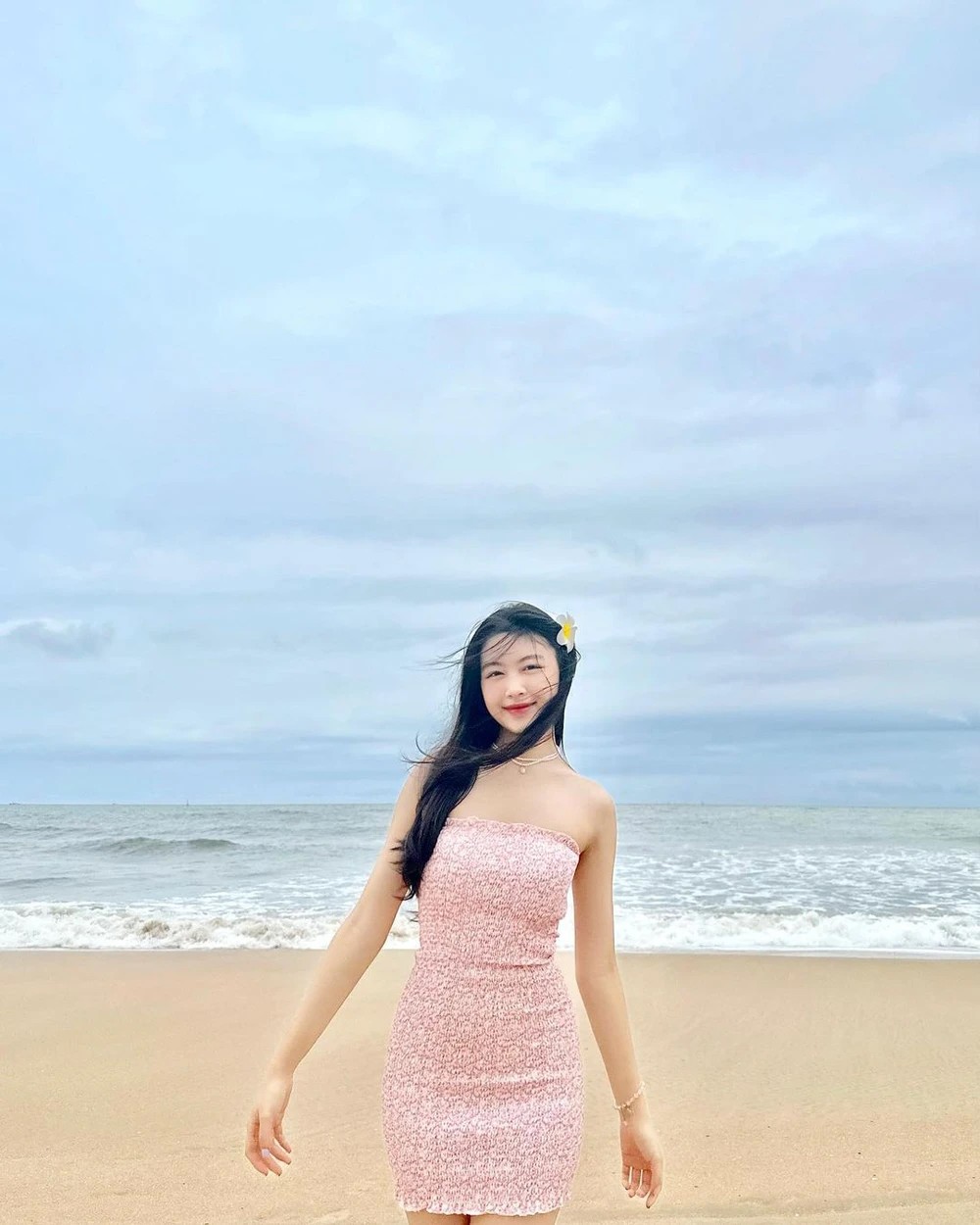 Gu mặc đi biển thu hút nhất từ trước đến nay của con gái Quyền Linh, Lưu Thiên Hương - 3