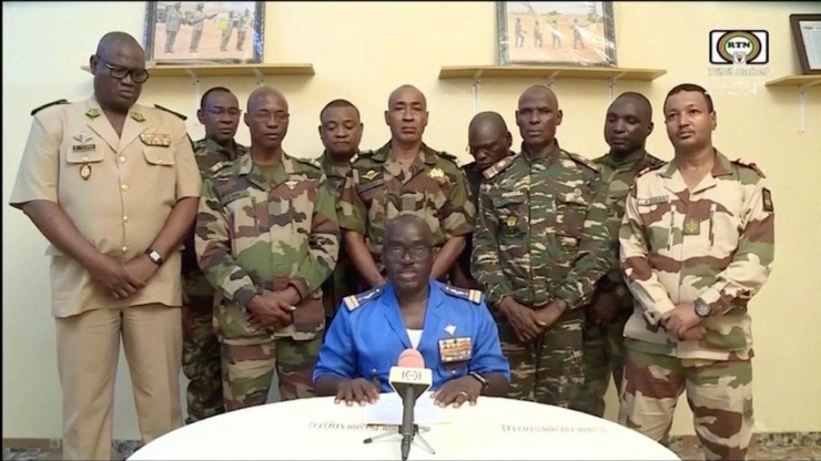 Đại tá Amadou Abdramane - phát ngôn viên quân đội Niger (giữa) cùng các binh sĩ Niger trong video phát trên truyền hình nhà nước đêm 26-7. Ảnh: REUTERS