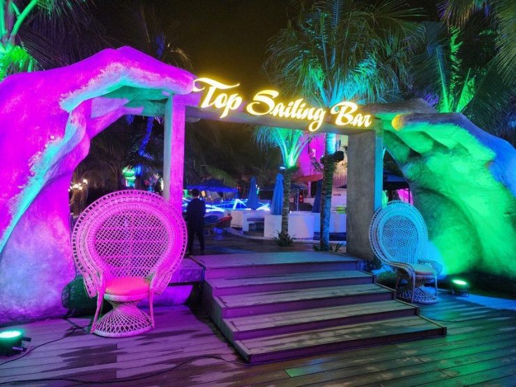 Cơ sở Top Sailing Bar nằm trên đường du lịch biển Mỹ Khê. Ảnh; Trường Minh