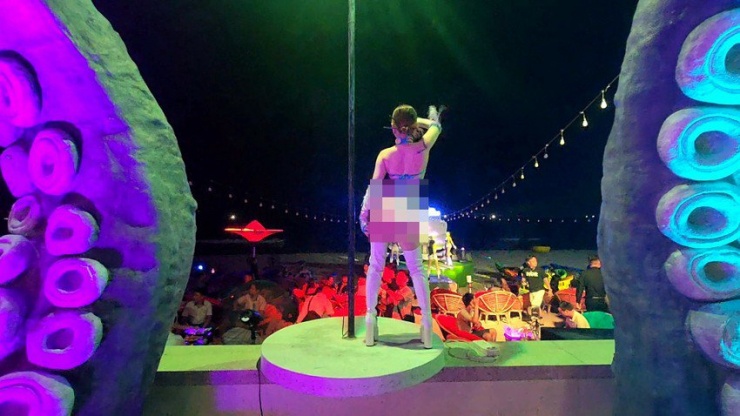 Vũ công với bộ trang phục "thiếu vải" trình diễn ngay trên bờ biển công cộng. Ảnh: Phi Lê