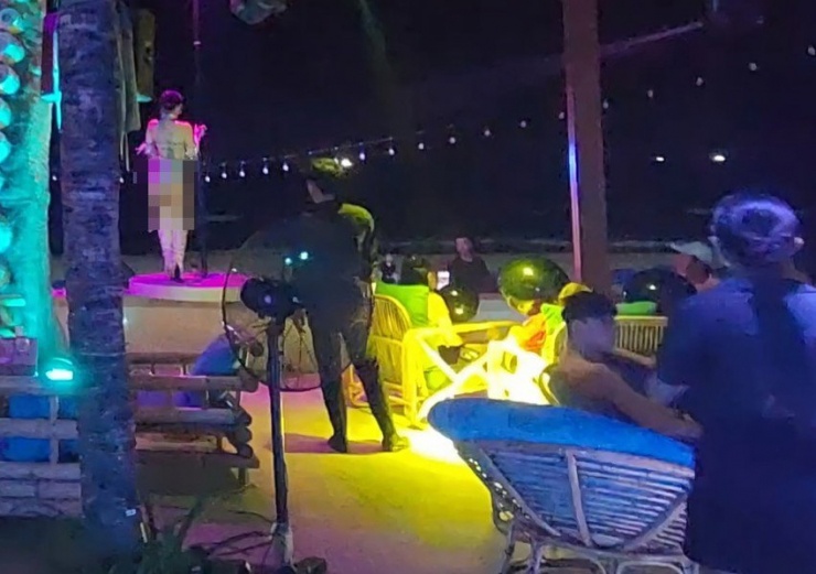 Một số khách còn sử dụng quả bóng màu đen và cười.