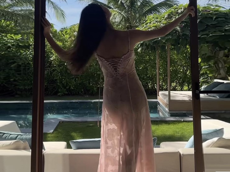 Mới đây, Lương Thùy Linh gây chú ý trong trang phục váy lụa mỏng khi đăng tải clip đi nghỉ dưỡng ở Quy Nhơn. 
