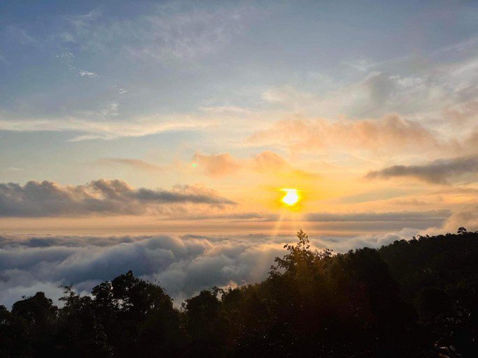 Từ Vồ Bồ Hoong (đỉnh Núi Cấm) nhìn xuống "đại dương mây" cuồn cuộn, huyền ảo tựa chốn bồng lai.