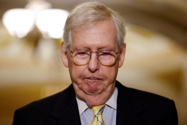 Thượng nghị sĩ Mitch McConnell bỗng dưng đứng im trong 21 giây trước báo chí. (Ảnh: Reuters)