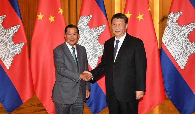 Thủ tướng Campuchia Hun Sen trong một dịp gặp Chủ tịch Trung Quốc Tập Cận Bình. (Ảnh: Khmer Times)