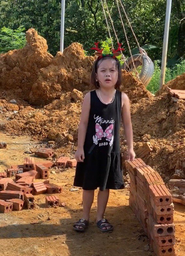 Con gái xin mẹ vào nhà đi học vì mệt quá.