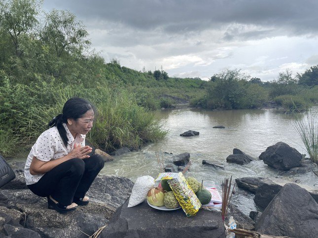 Mẹ Việt Nam anh hùng Trần Thị Chinh khóc nghẹn bên bờ sông nơi con trai hy sinh