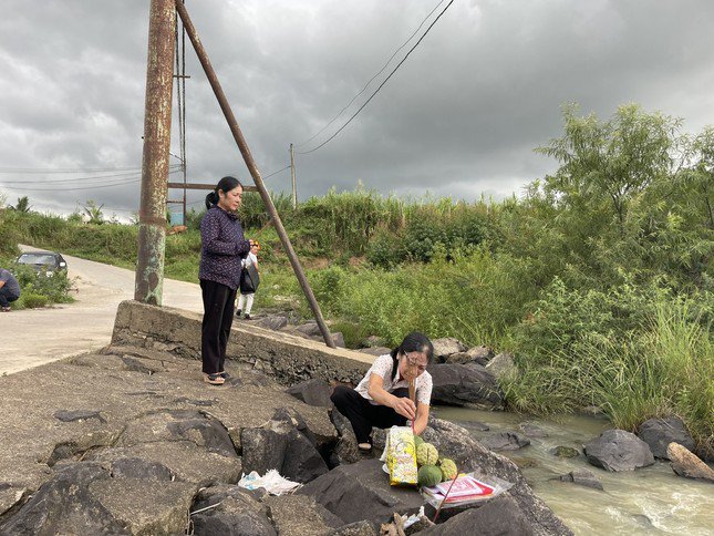 5 năm, người mẹ mới đạt được ước nguyện vào thăm nơi con mình ngã xuống