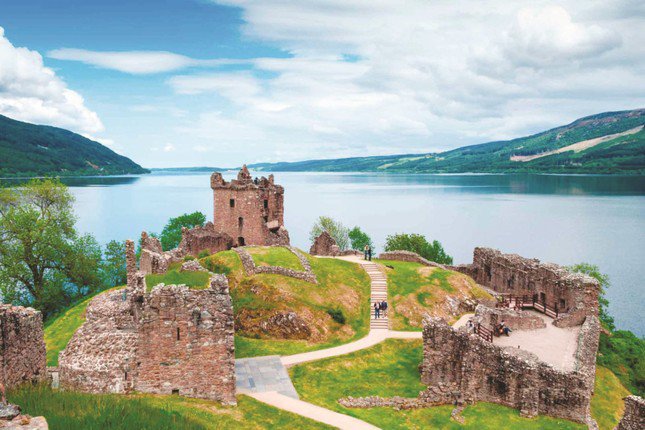 Tàn tích của lâu đài Urquhart nhìn ra hồ Loch Ness, Scotland. Ảnh: Shutterstock.