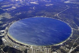Khó tin nhưng có thật: Hồ nước tự nhiên có hình tròn hoàn hảo nhất thế giới