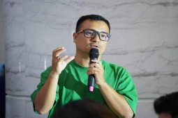 Nhạc - Nhạc sĩ Lưu Quang Minh làm show diễn trên sông