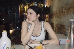 Thời trang - Thời trang đi ăn hàng của Trâm Anh tuy đơn giản nhưng toàn là áo trễ, cổ xẻ sâu hun hút