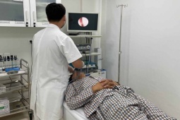 Sức khỏe đời sống - Dùng thuốc xịt mũi kéo dài, nam thanh niên bỗng rậm lông, mặt tròn xoe