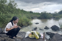 Tin tức trong ngày - Xúc động mẹ của Liệt sĩ vào thăm nơi con trai hy sinh