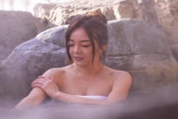 Giải trí - Show truyền hình có mỹ nữ tắm suối bất ngờ đạt lượt xem "khủng"