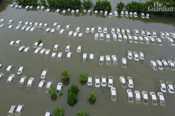 Thế giới - VIDEO: Lũ dâng bất ngờ, nhấn chìm hàng trăm ô tô