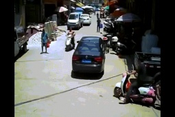 Phi thường - kỳ quặc - Người đàn ông bám đuôi xe máy bị kéo lê trên đường