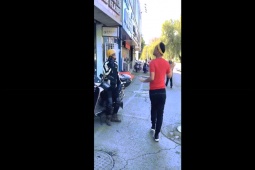 Clip hài hước - Anh chàng tự tin "trổ bóng" khắp mọi nơi