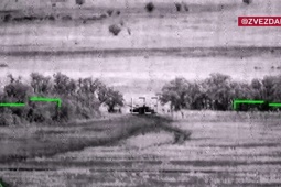 Thế giới - Video: Binh sĩ Ukraine đứng gần xe tăng, không biết trực thăng K-52 Nga phóng tên lửa