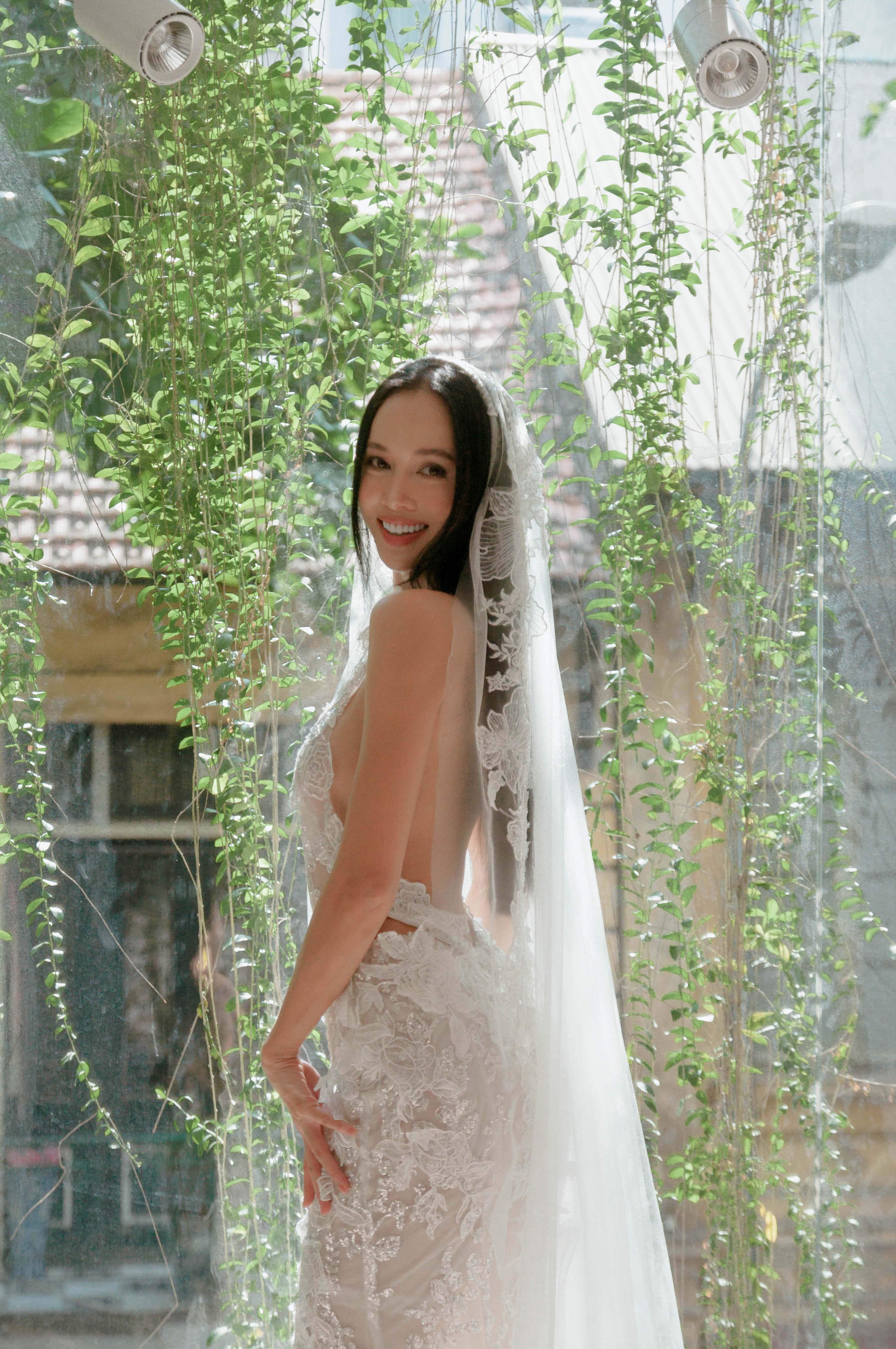 Đây là cô dâu Việt táo bạo nhất: diện váy cưới &#34;mặc như không&#34; từ sàn diễn đến đời thực? - 1