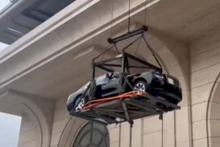 Đại gia thuê xe cẩu nguyên chiếc Rolls-Royce lên tầng 44 để trang trí