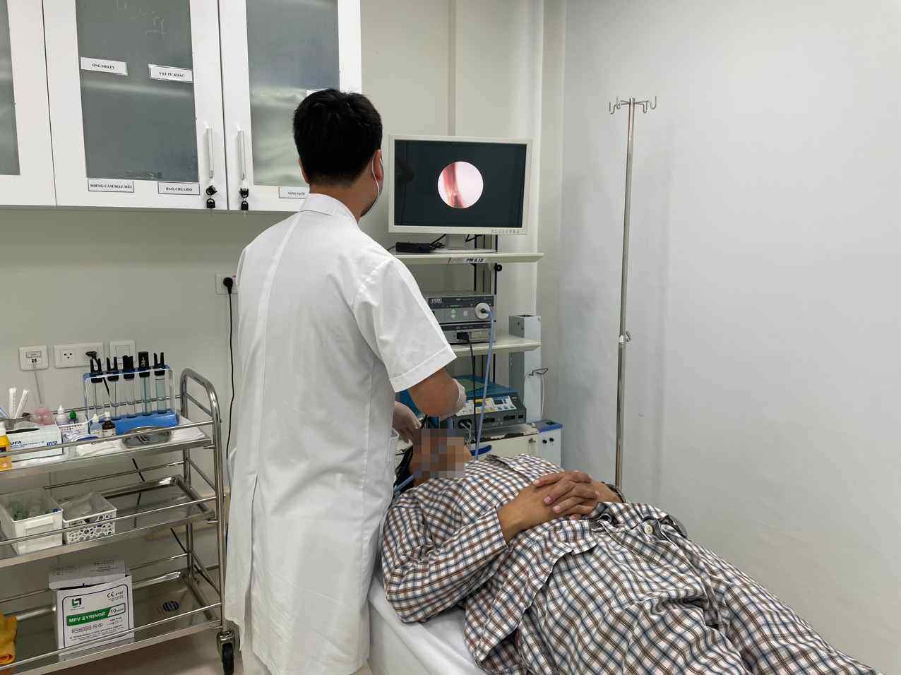 Dùng thuốc xịt mũi kéo dài, nam thanh niên bỗng rậm lông, mặt tròn xoe - 1