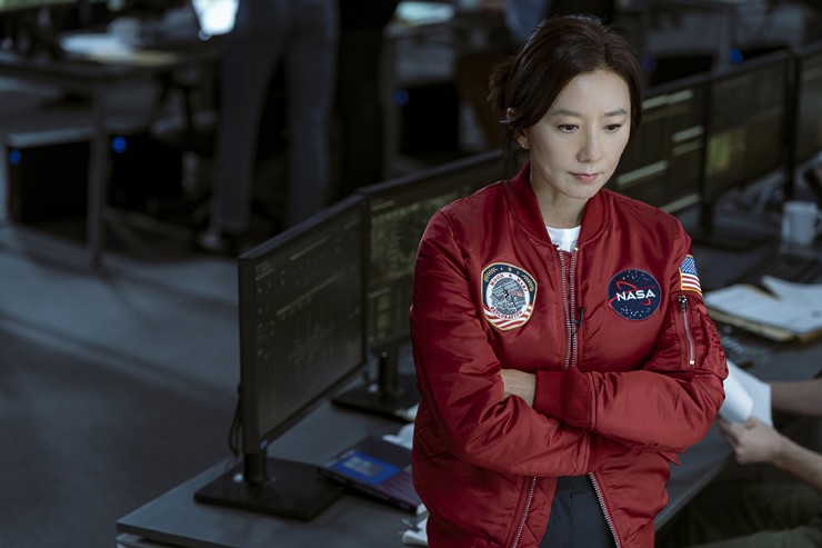 Kim Hee Ae đảm nhận vai giám đốc quỹ đạo mặt trăng NASA