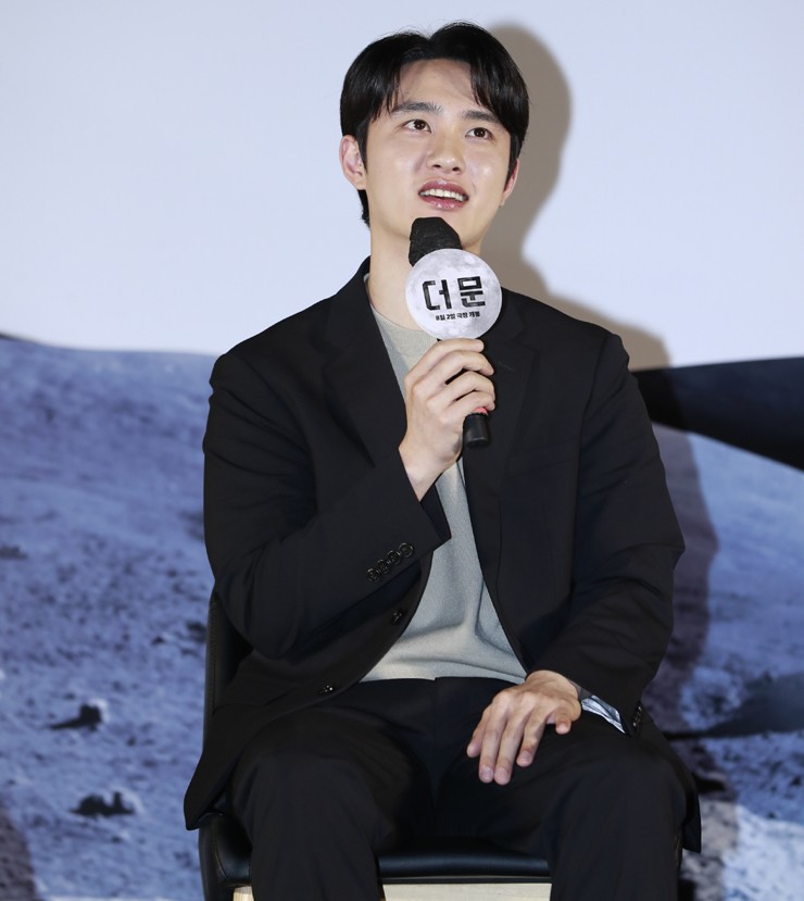 Do Kyung Soo (nghệ danh D.O.) xúc động bật khóc trong ngày ra mắt phim "The Moon: Nhiệm Vụ Cuối Cùng" tại Hàn Quốc