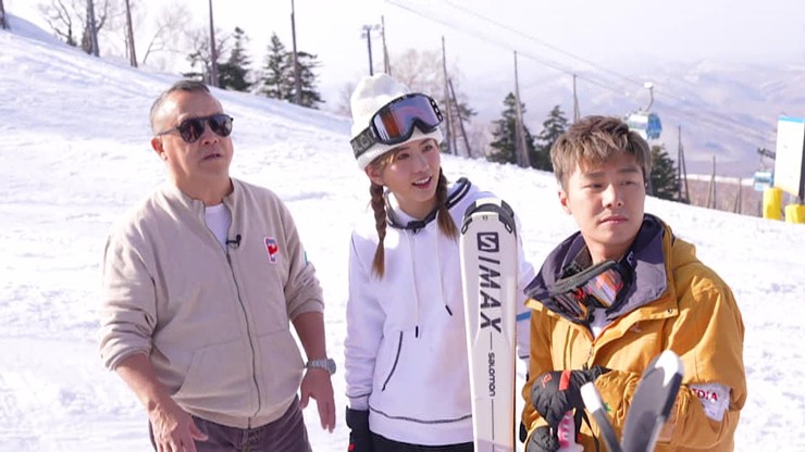 Tăng Chí Vỹ (ngoài cùng bên trái) dẫn đầu đoàn nghệ sĩ khám phá khu trượt tuyết nổi tiếng.