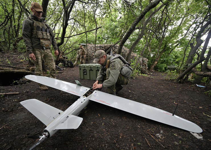 Binh sĩ Ukraine chuẩn bị một máy bay không người lái làm nhiệm vụ trinh sát ở tỉnh Donetsk.