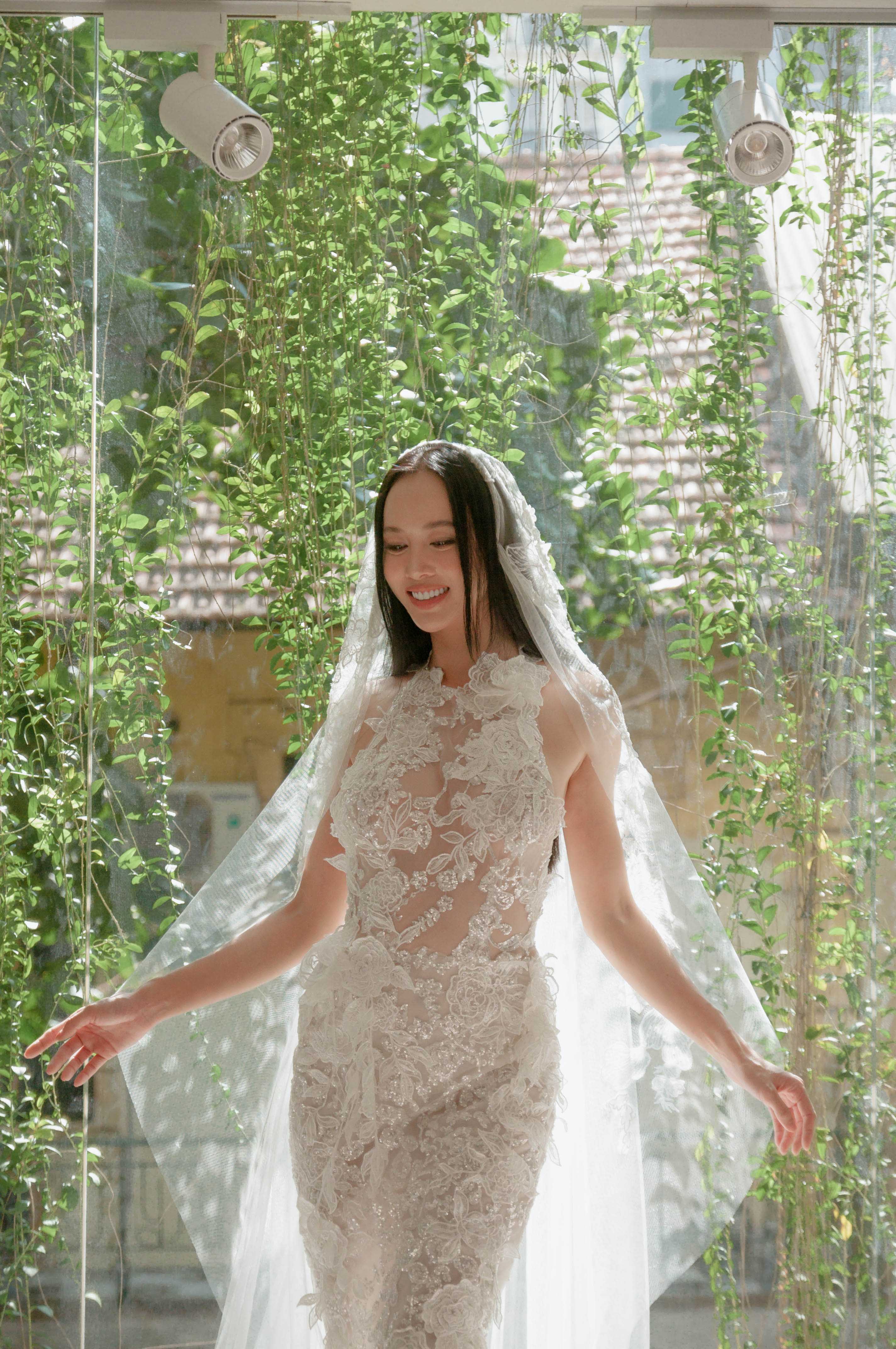 Đây là cô dâu Việt táo bạo nhất: diện váy cưới &#34;mặc như không&#34; từ sàn diễn đến đời thực? - 2