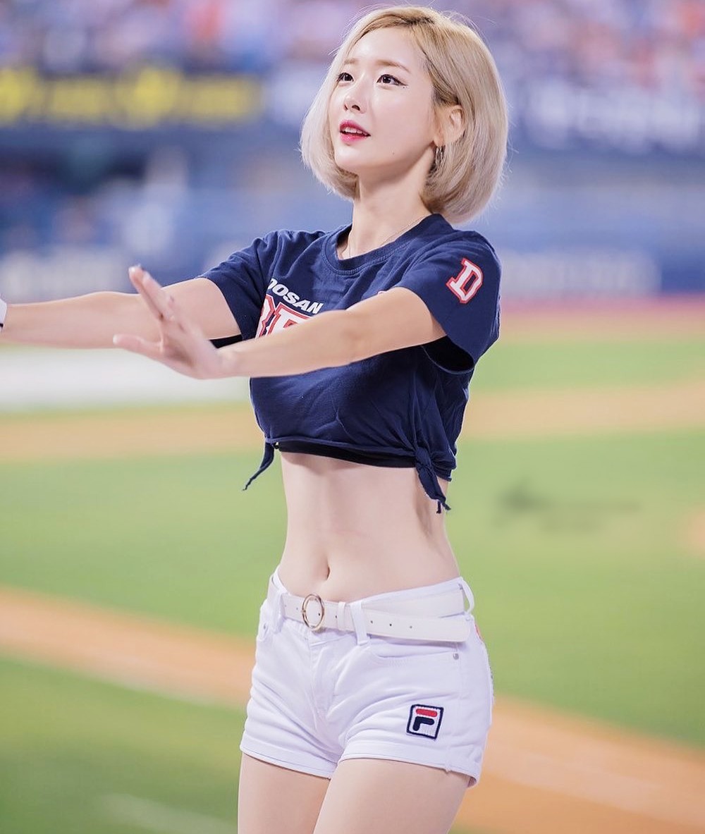 Vẻ đẹp ngọt ngào của "nữ thần cổ vũ" làm mẫu trang bìa tạp chí đàn ông Hàn Quốc - 4