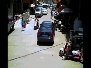 Phi thường - kỳ quặc - Người đàn ông bám đuôi xe máy bị kéo lê trên đường