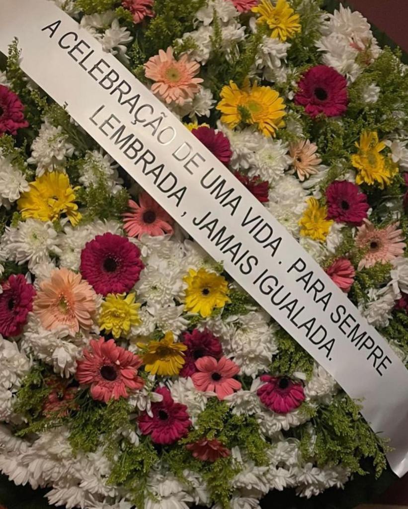 Cô ấy có áp phích và vòng hoa trong không gian địa điểm để tưởng nhớ sự ra đi giả mạo của cô ấy.