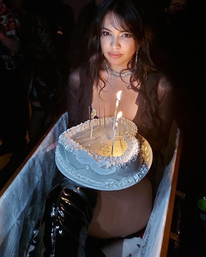 Cô gái 28 tuổi tạo dáng với chiếc bánh sinh nhật hình trái tim bên trong quan tài.