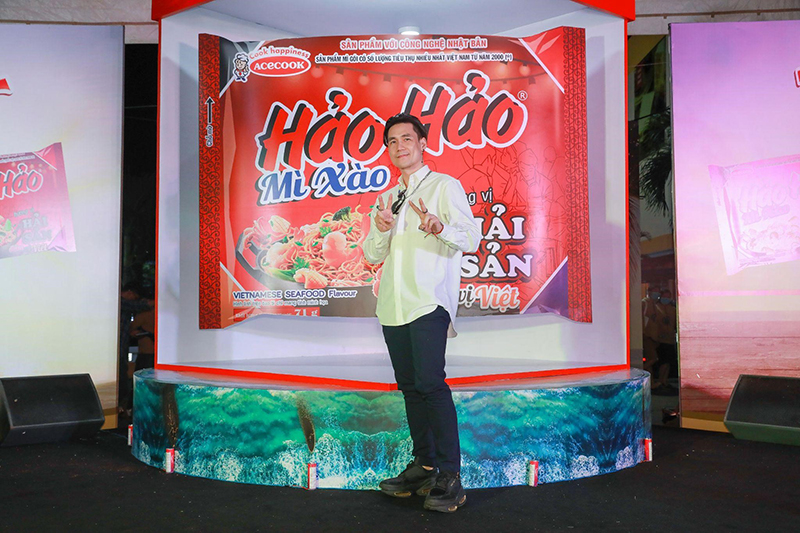 Ca sĩ Khánh Phương tạo dáng cực điển trai cùng gói mì Hảo Hảo 3D khổng lồ