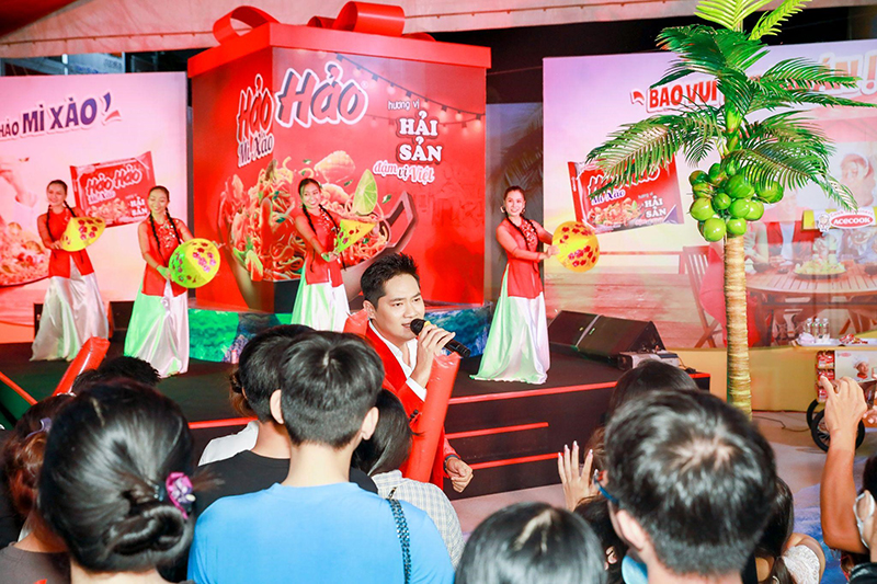 Diễn viên - ca sĩ Minh Luân trình diễn những ca khúc sôi động dành tặng người hâm mộ