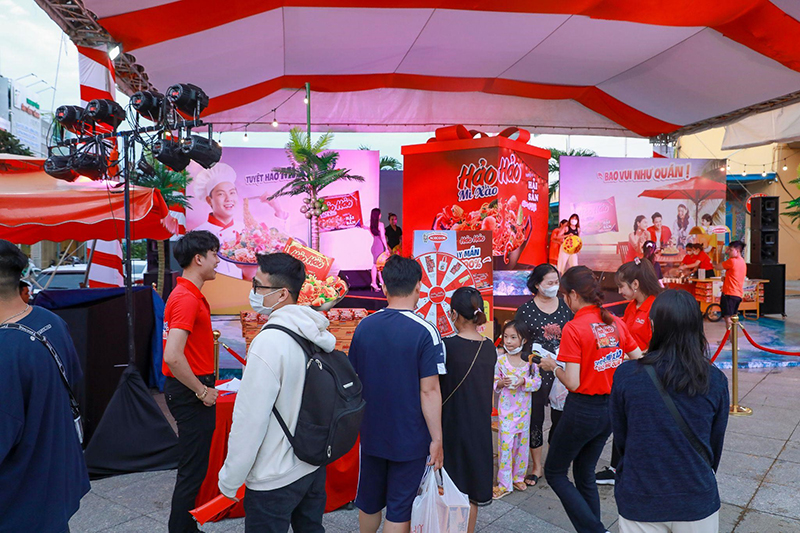 Khách hàng đến trải nghiệm các hoạt động thú vị tại “Đại tiệc Mì xào trên ốc đảo” ở Lotte Mart Cần Thơ.