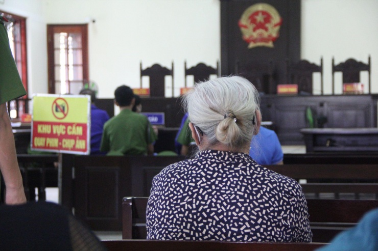 Bà B. có mặt sớm tại phiên toà để động viên và an ủi Chung. 