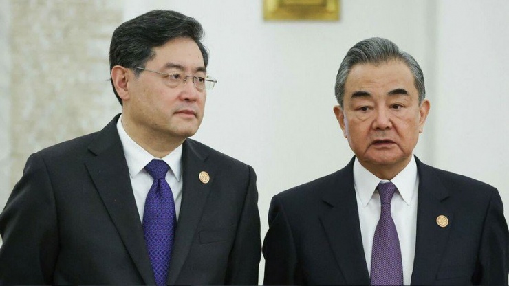 Ông Tần Cương (trái) và ông Vương Nghị (phải). Ảnh: CHINA TABLE