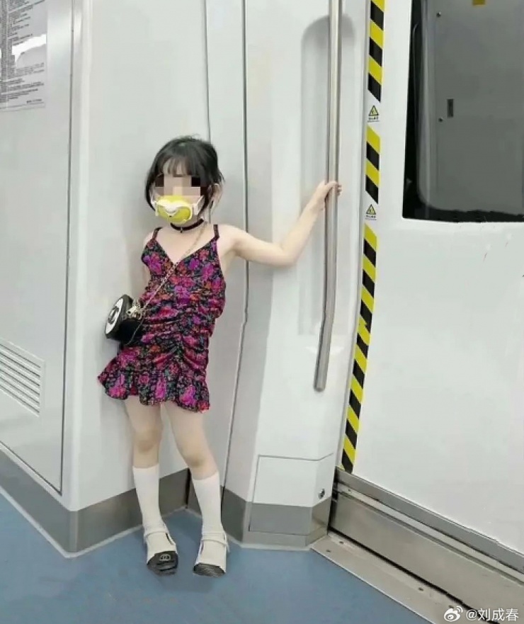 Đông đảo cư dân mạng Trung Quốc phản đối việc gợi dục hóa trang phục trẻ em. Ảnh: Weibo.